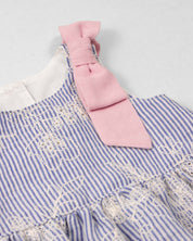 Conjunto blusa de rayas azul en tela hoja rota con moño rosa y falda short rosa bebé niña