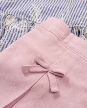 Conjunto blusa de rayas azul en tela hoja rota con moño rosa y falda short rosa bebé niña