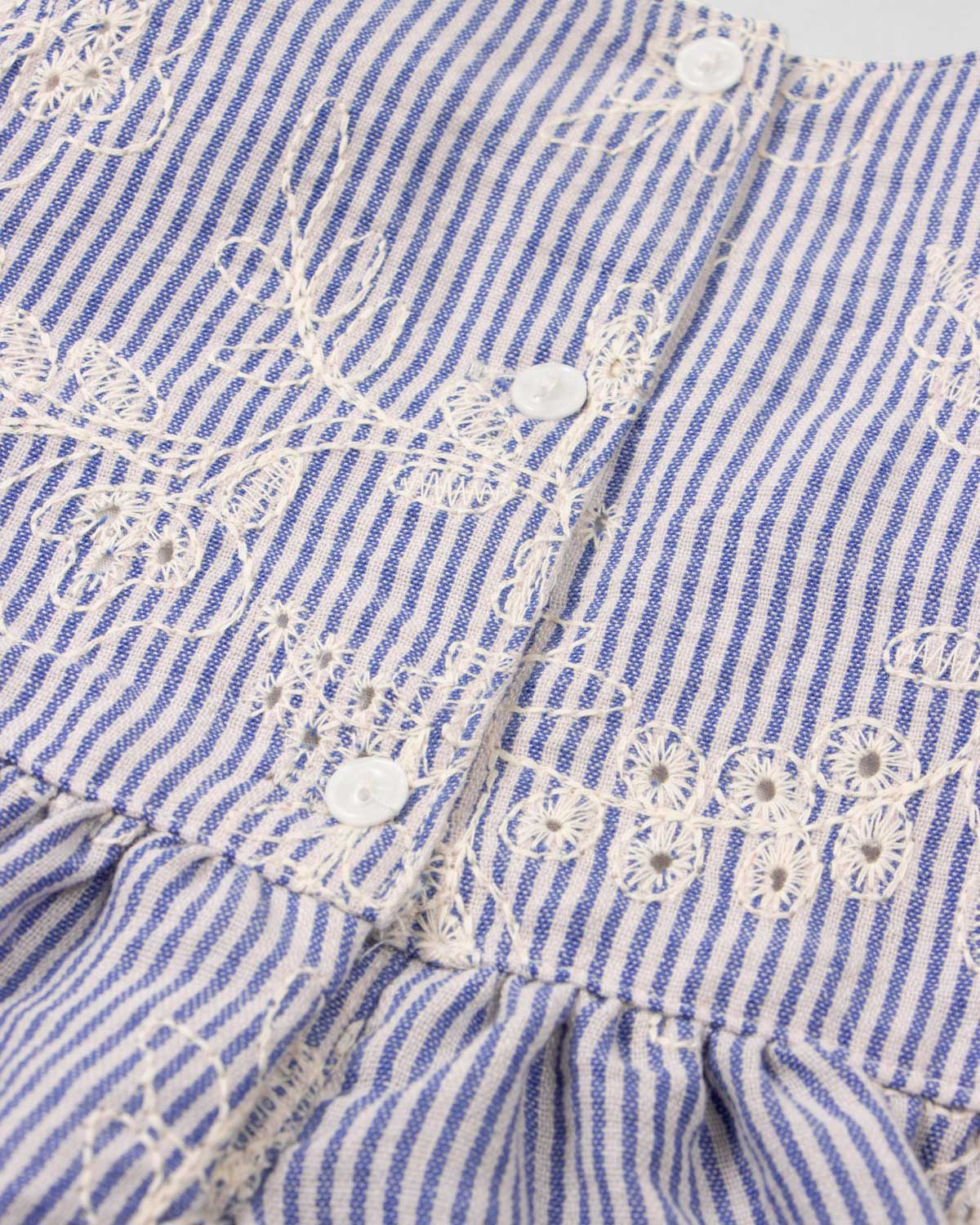 Conjunto blusa de rayas azul en tela hoja rota con moño rosa y falda short rosa bebé niña