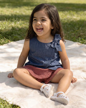 Conjunto blusa chambray azul con moño y falda short rosa oscuro para bebé niña