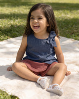Conjunto blusa chambray azul con moño y falda short rosa oscuro para bebé niña