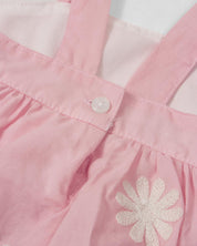 Conjunto blusa rosada de flores bordadas con boleros y falda short azul con moños para bebé niña