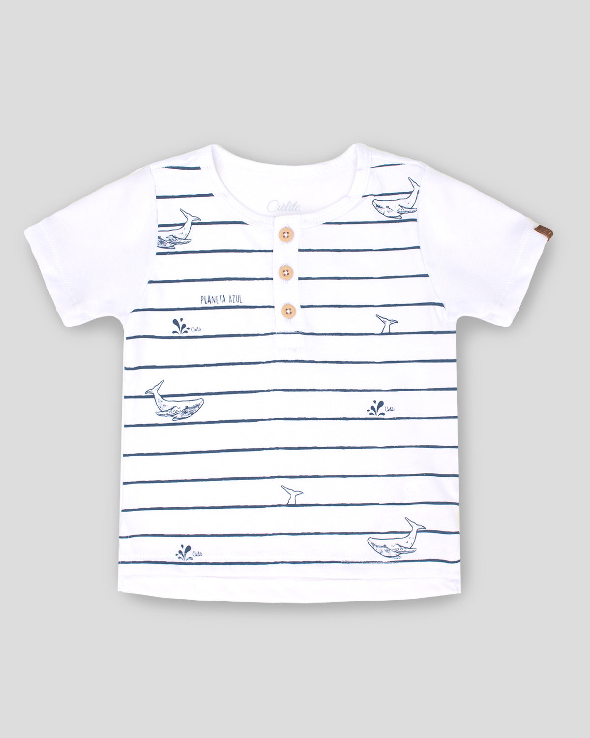 Camiseta blanca de líneas azules y botones de madera para bebé niño  