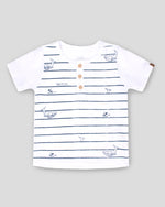 Camiseta blanca de líneas azules y botones de madera para bebé niño  