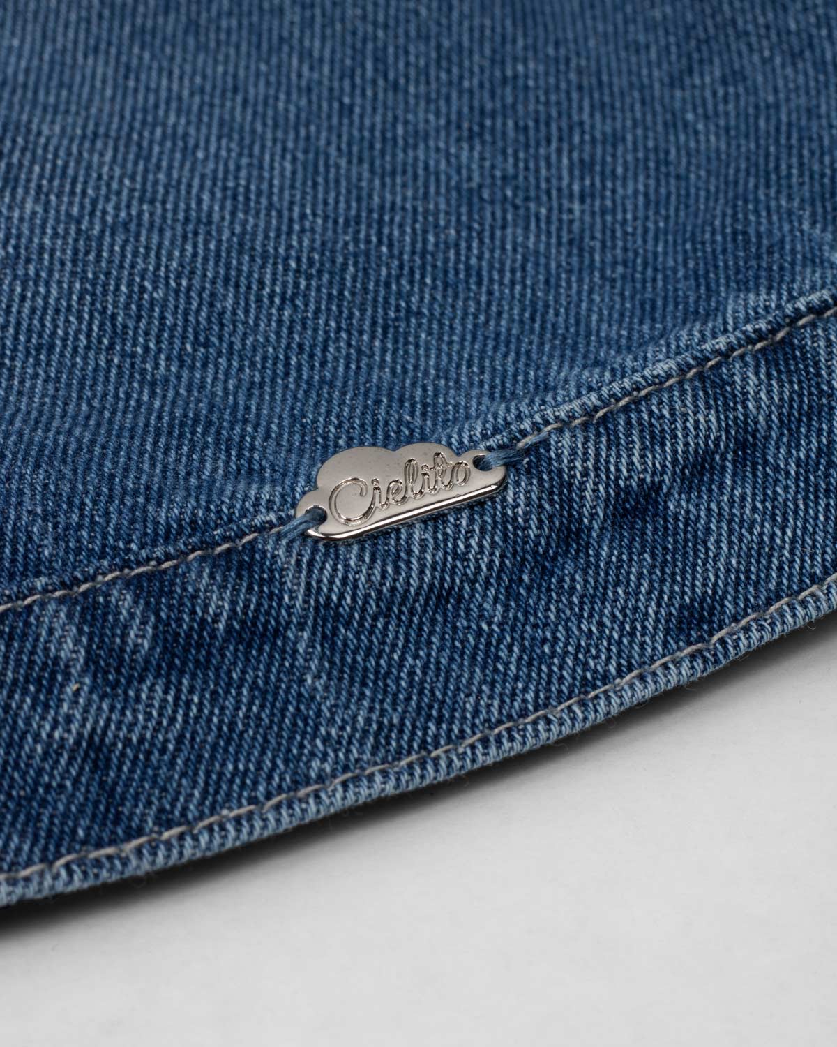 Chaqueta denim con bordado de conejo y moñito para bebé niña