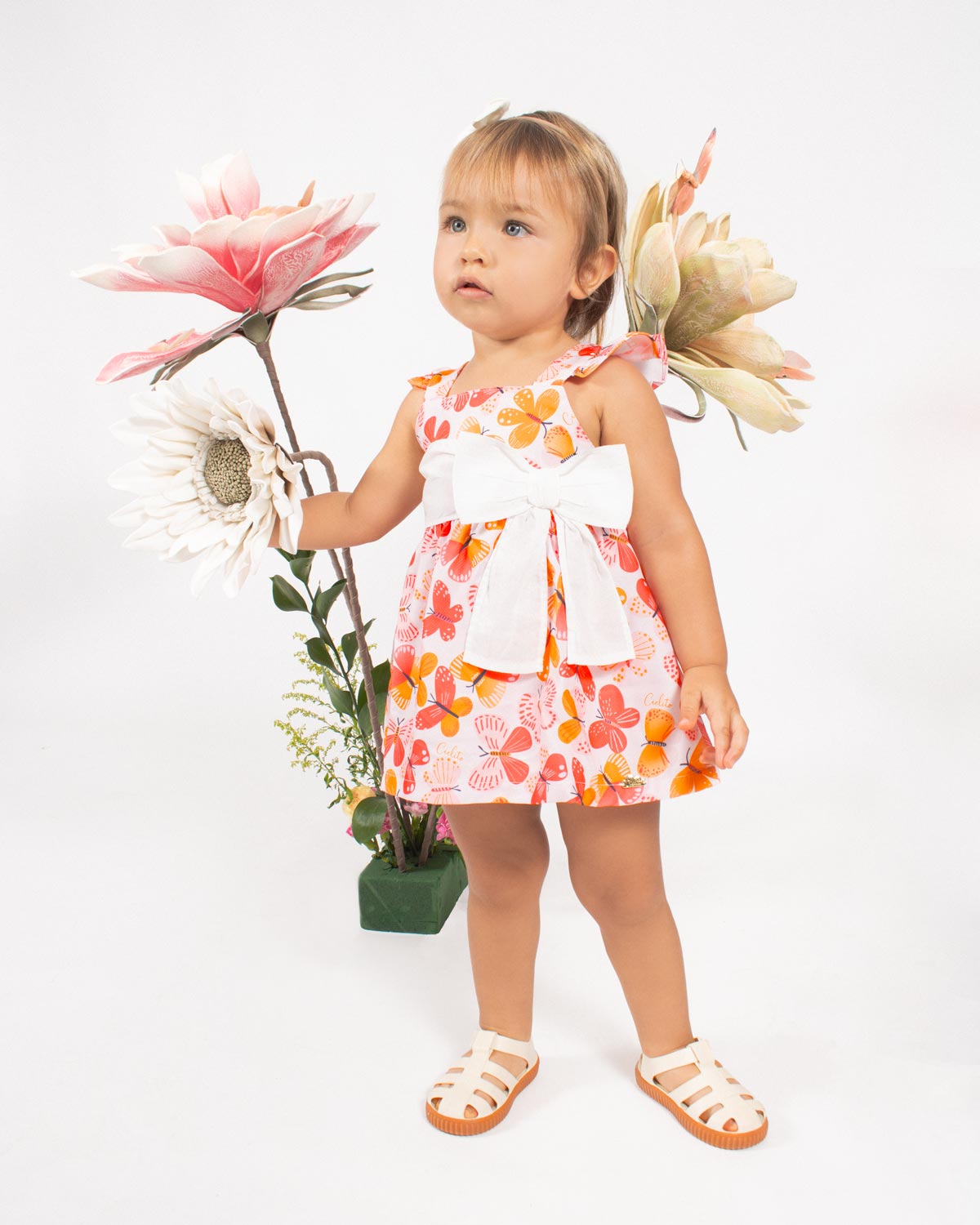 Vestido con estampado de mariposas, detalles de bolero, moño blanco y calzón para bebé niña