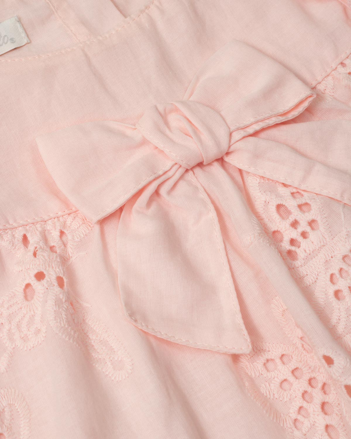 Vestido body rosa en tela hoja rota con detalle de moño para bebé niña