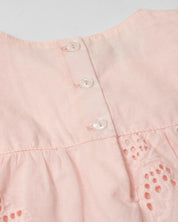 Vestido body rosa en tela hoja rota con detalle de moño para bebé niña