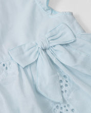 Vestido body azul en tela hoja rota con detalle de moño en cintura para bebé niña