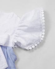 Vestido body en tencel blanco y azul, mangas con detalle de encaje y moño para bebé niña