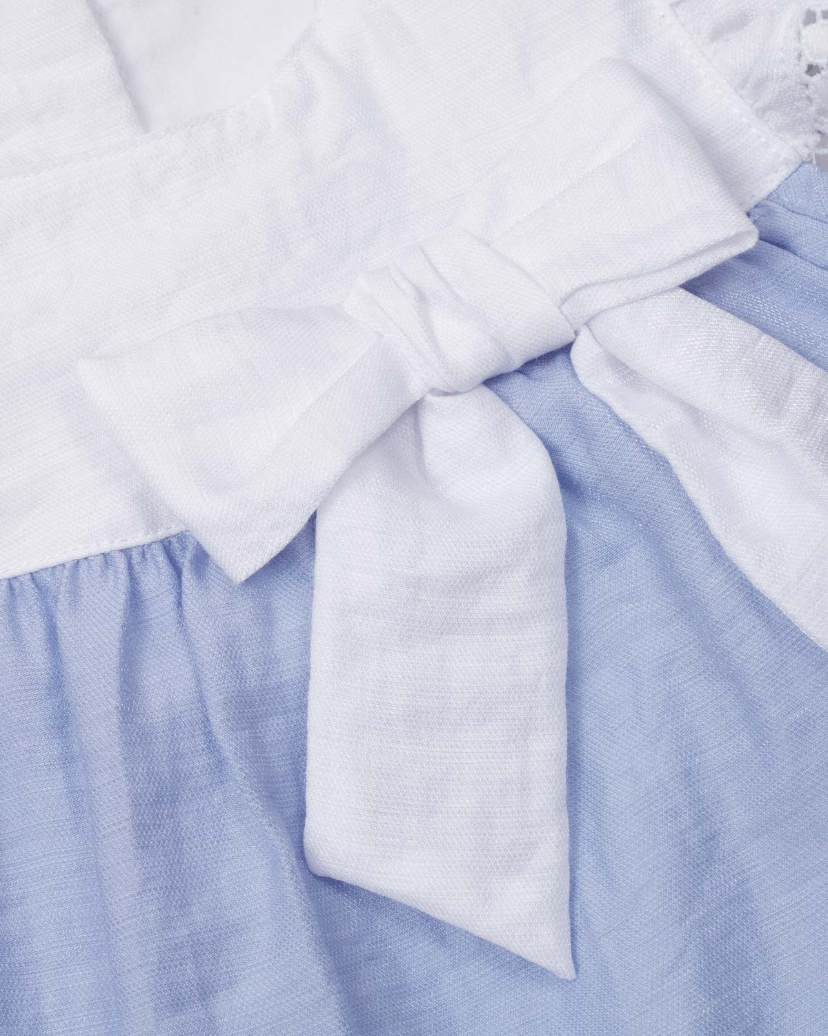 Vestido body en tencel blanco y azul, mangas con detalle de encaje y moño para bebé niña