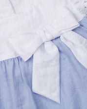 Vestido body en tencel blanco y azul, mangas con detalle de encaje y moño para bebé niña