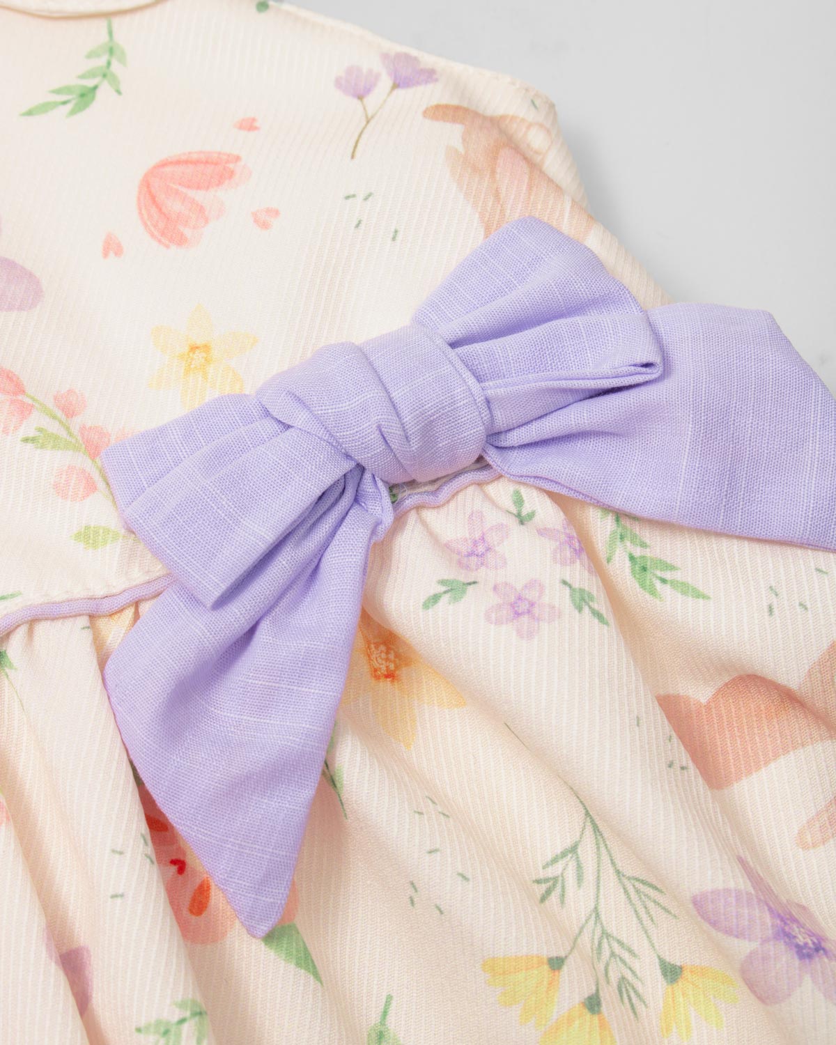 Vestido body estampado con flores y conejitos y moño lila para bebé niña