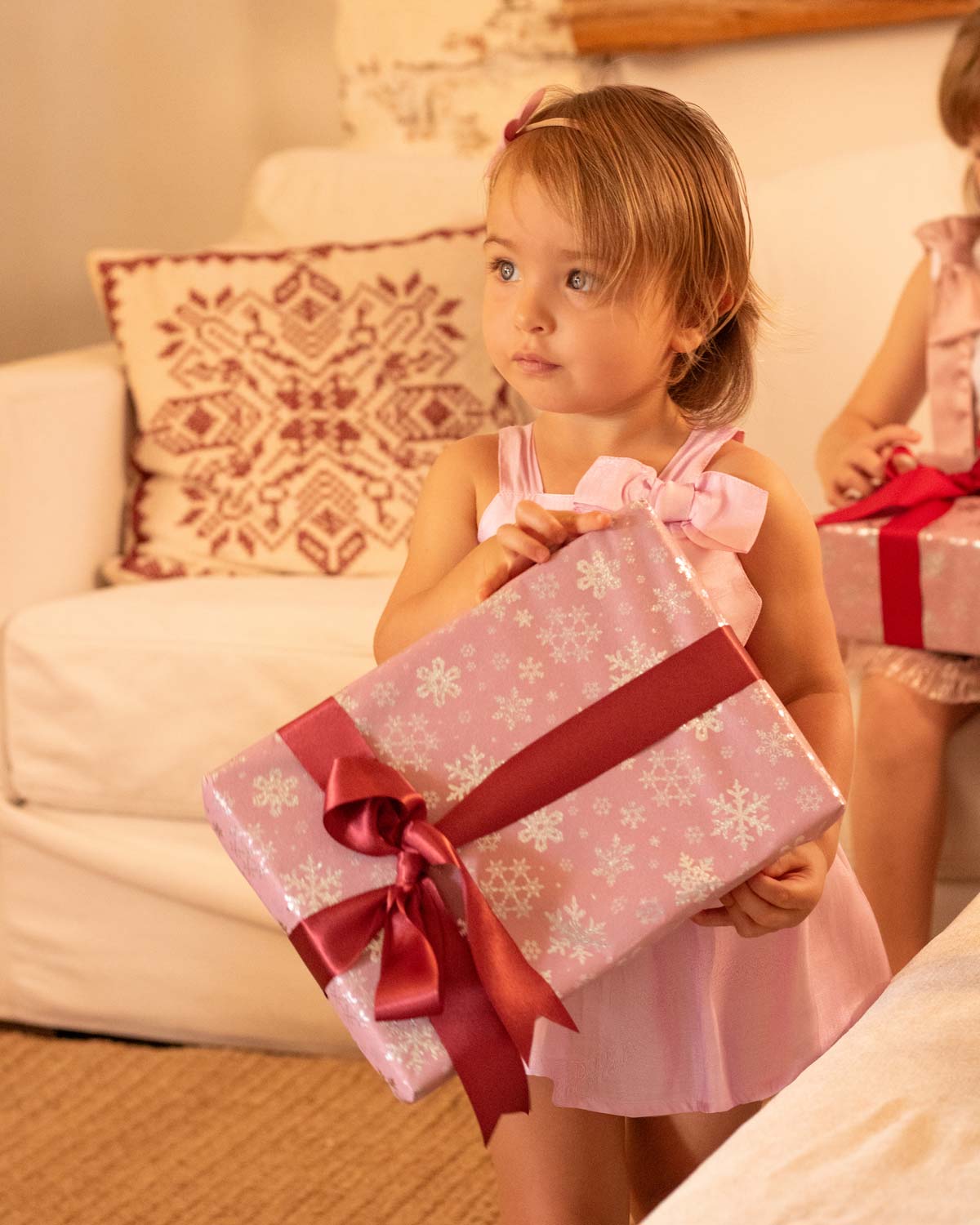 Vestido body rosa en tencel con moñito y visos tornasol para bebé niña