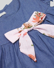 Vestido body en chambray azul de mangas con boleros y moño estampado para bebé niña