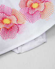 Vestido body en lino blanco con estampado de flores para bebé niña