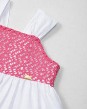 Vestido body blanco de tiras con textura tejida para bebé niña