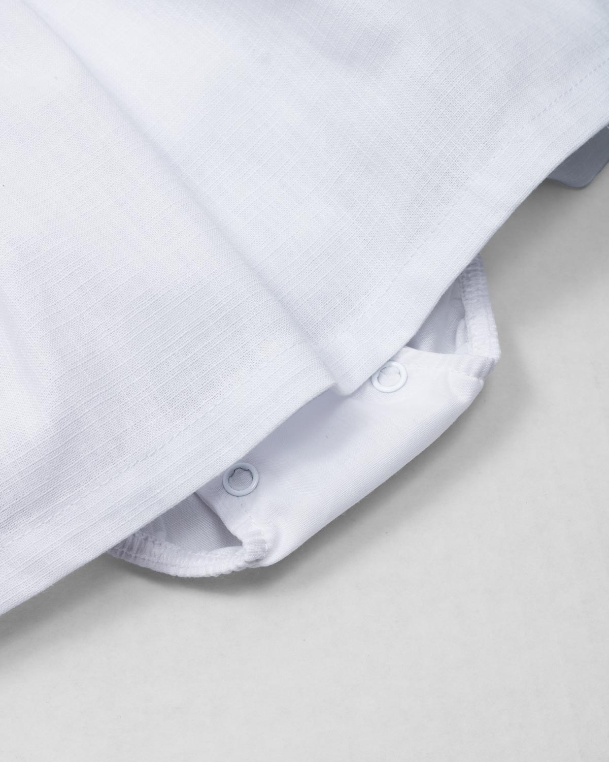 Vestido body blanco de tiras con textura tejida para bebé niña