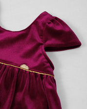 Vestido body en velvet vinotinto con botonadura en espalda para bebé niña
