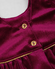 Vestido body en velvet vinotinto con botonadura en espalda para bebé niña