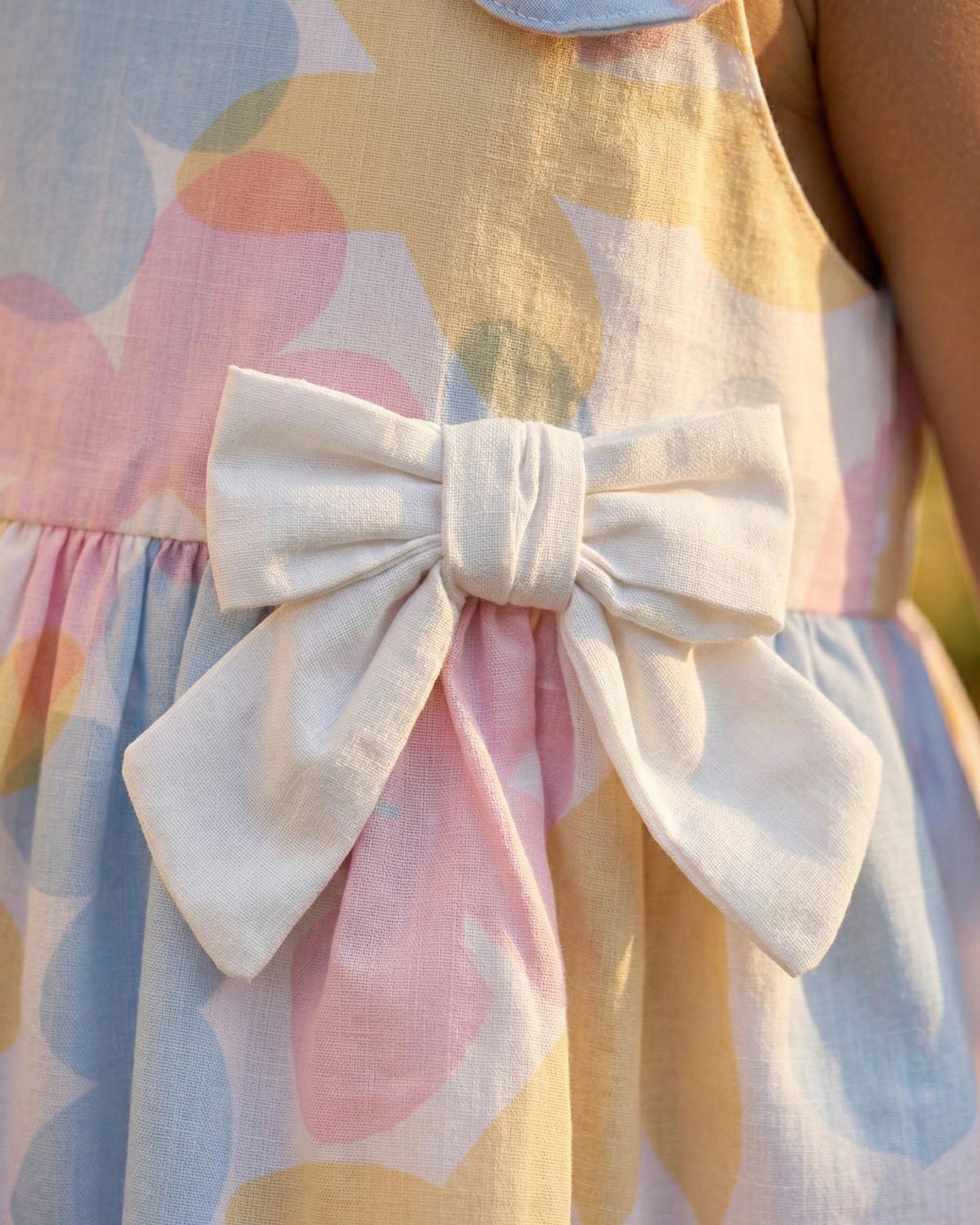 Vestido body con estampado floral pastel con moño blanco para bebé niña