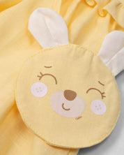 Vestido body en lino amarillo con osito tipo bolso para bebé niña
