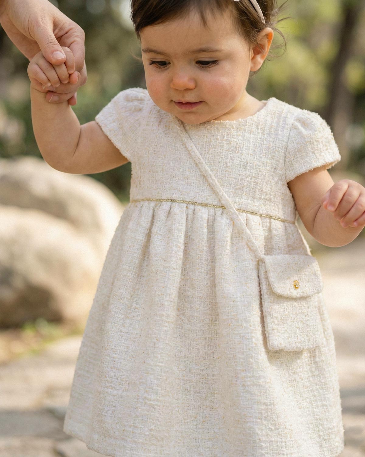 Vestido body blanco con tejido texturizado y bolsito pequeño para bebé niña