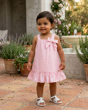 Vestido rosa de tiras con moñito para bebé niña