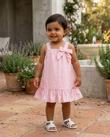 Vestido rosa de tiras con moñito para bebé niña