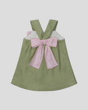 Vestido verde de tiras con moñito rosa para bebé niña