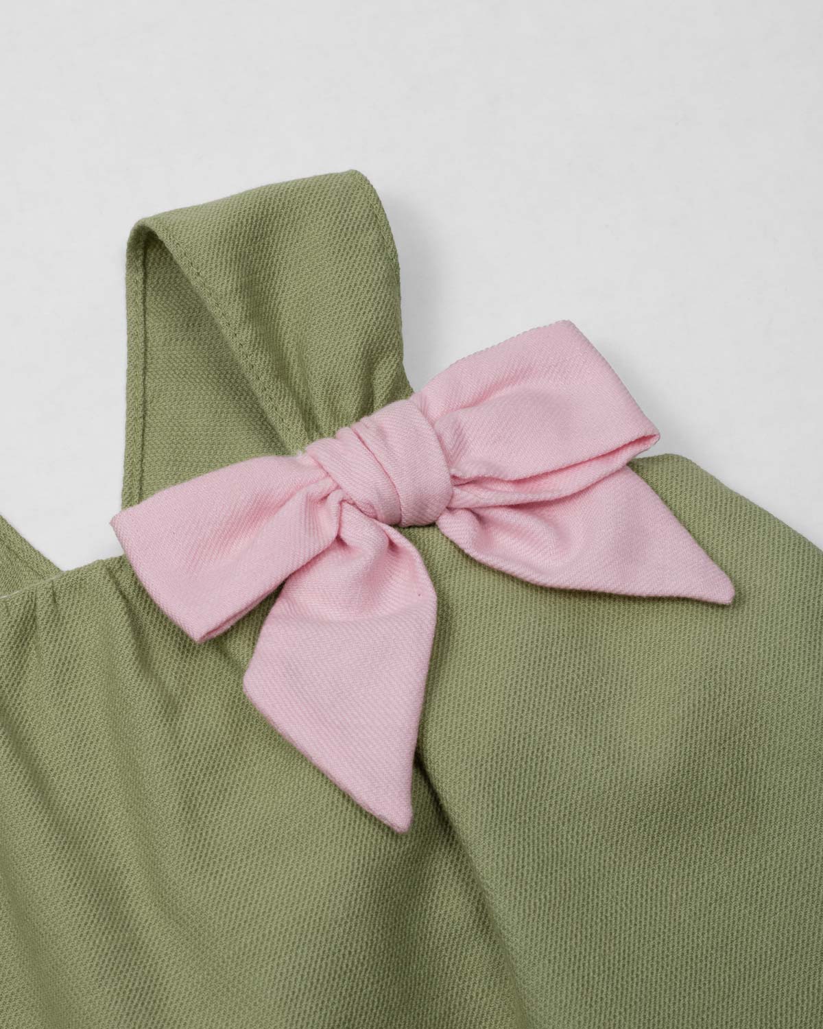 Vestido verde de tiras con moñito rosa para bebé niña