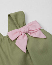 Vestido verde de tiras con moñito rosa para bebé niña