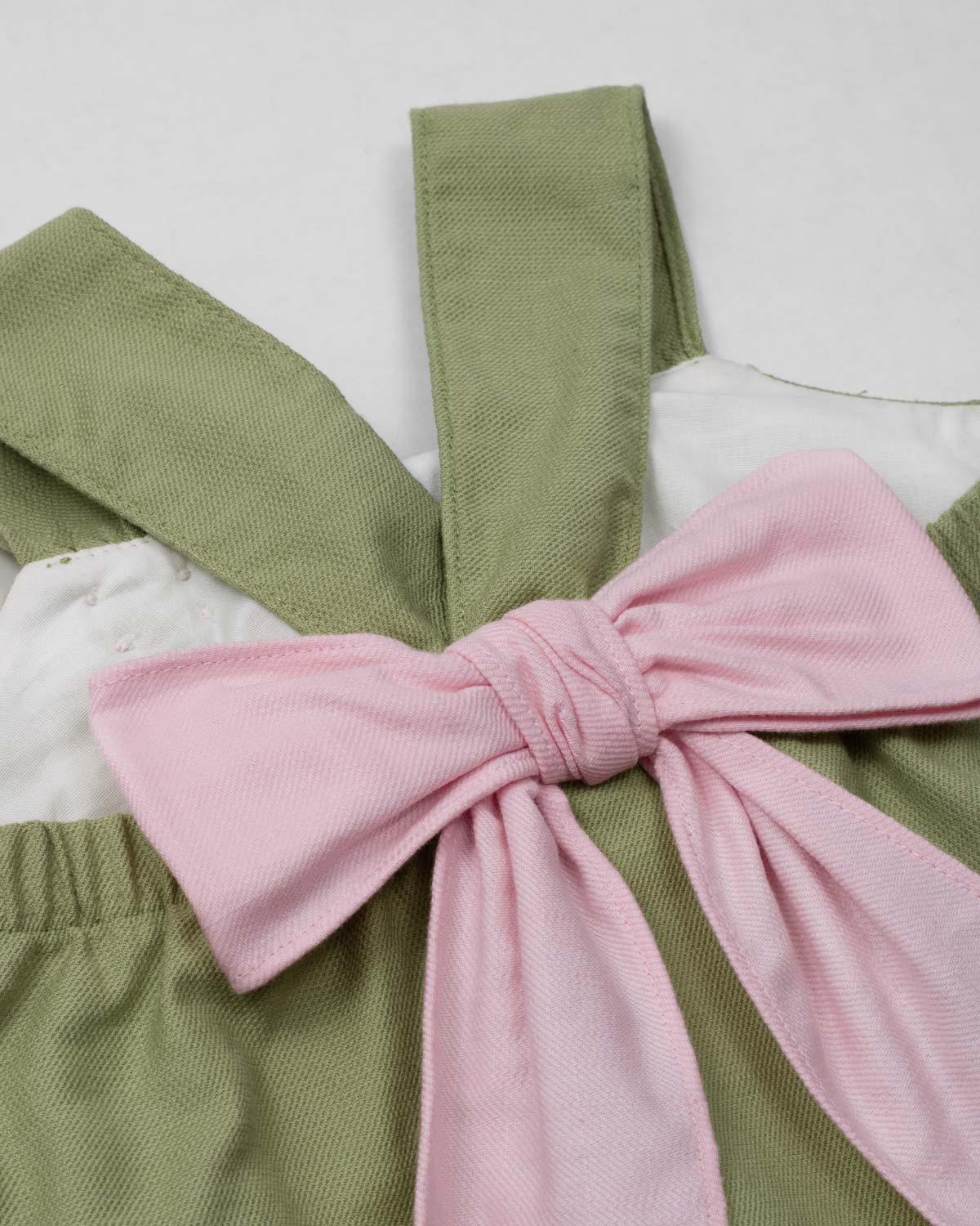 Vestido verde de tiras con moñito rosa para bebé niña