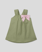 Vestido verde de tiras con moñito rosa para bebé niña