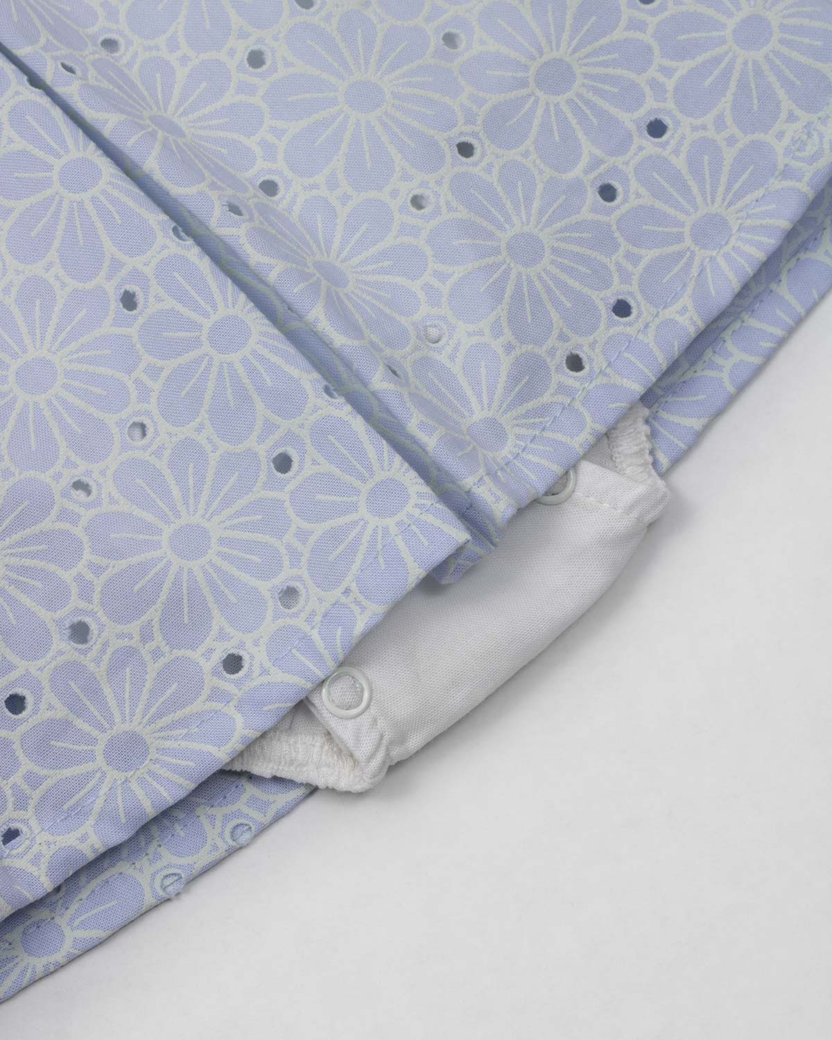 Vestido body en tela hoja rota azul con flores y moñitos para bebé niña