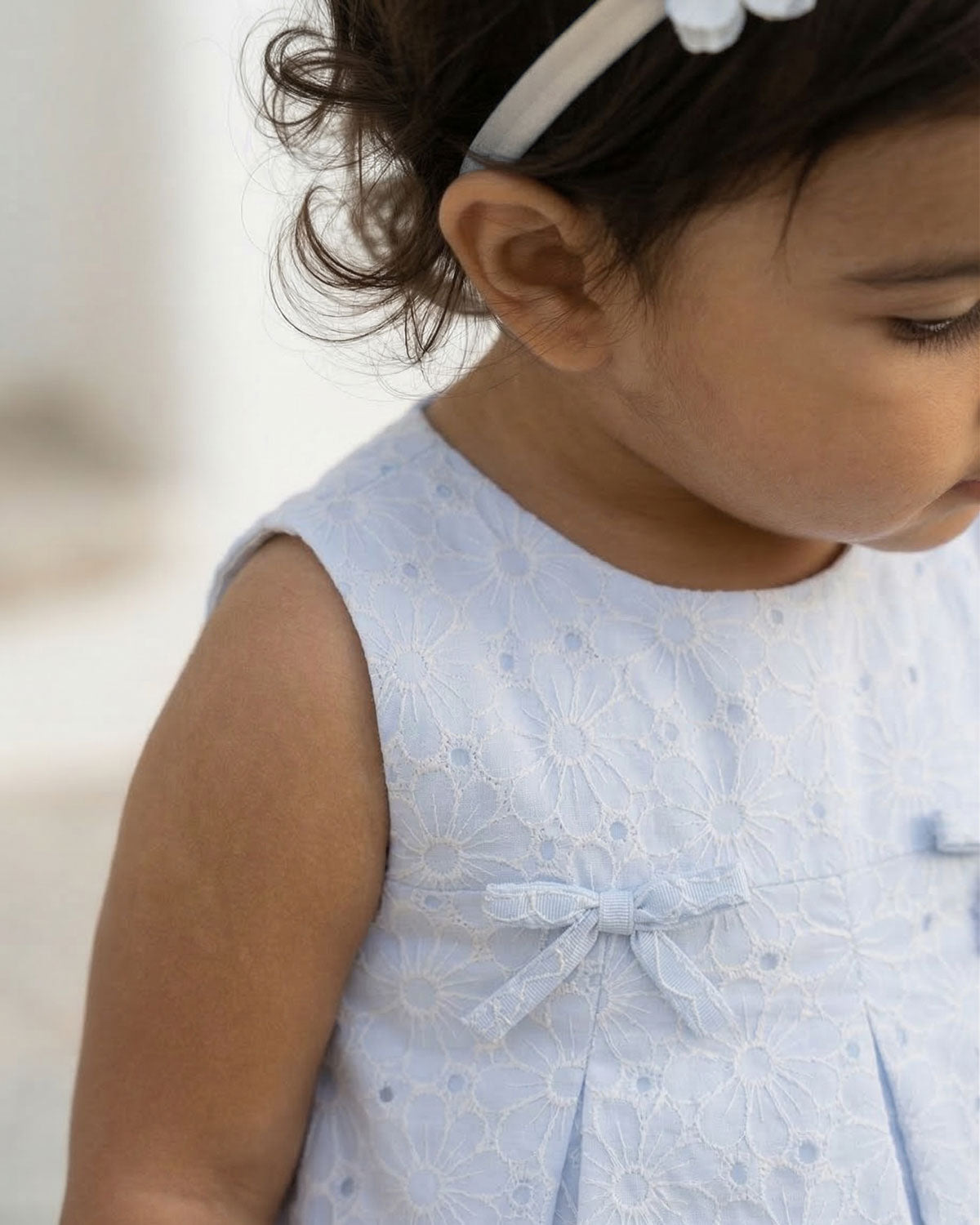 Vestido body en tela hoja rota azul con flores y moñitos para bebé niña