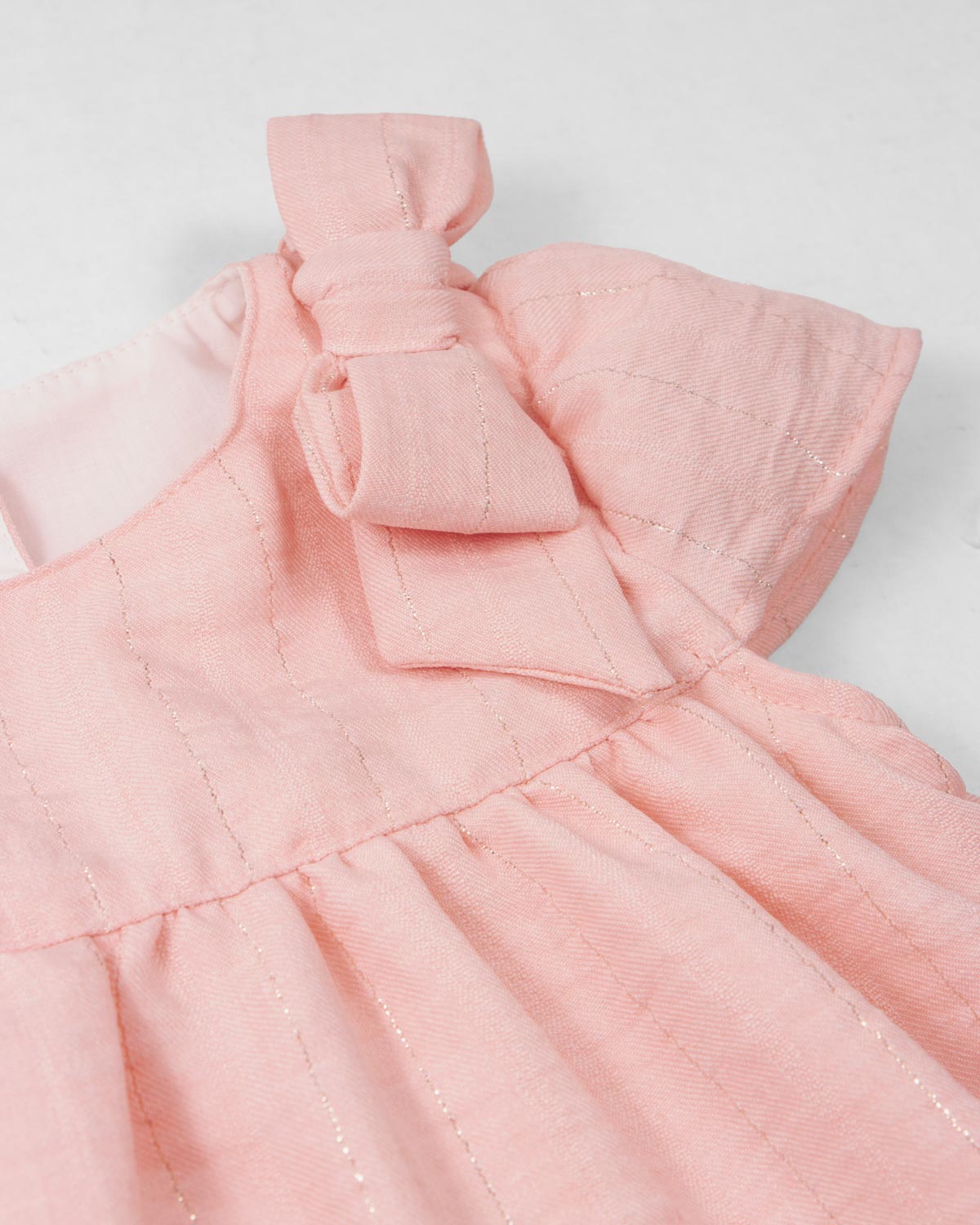 Vestido body rosa con detalle de líneas plateadas y moño en hombro para bebé niña