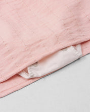 Vestido body rosa con detalle de líneas plateadas y moño en hombro para bebé niña