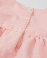 Vestido body rosa con detalle de líneas plateadas y moño en hombro para bebé niña