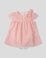 Vestido body rosa con detalle de líneas plateadas y moño en hombro para bebé niña