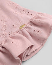Vestido rosa en tela hoja rota con moño blanco en hombro para bebé niña
