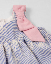 Vestido de rayas azul en tela hoja rota con moño en hombro para bebé niña
