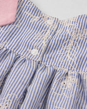 Vestido de rayas azul en tela hoja rota con moño en hombro para bebé niña
