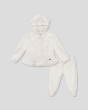 Pijama blanca de dos piezas con gorrito para recién nacida