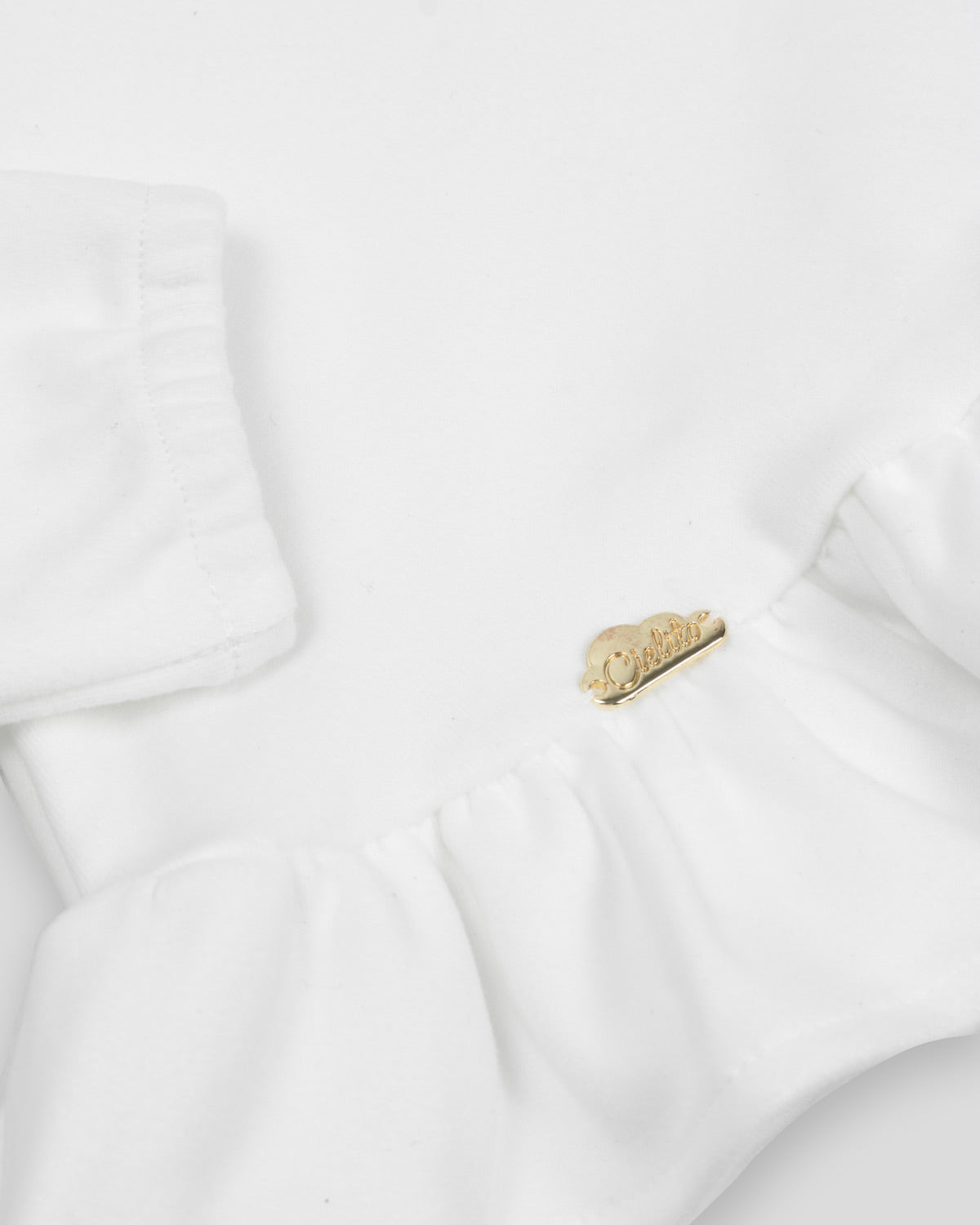 Ajuar blanco de dos piezas, gorrito y cobija para recién nacida.