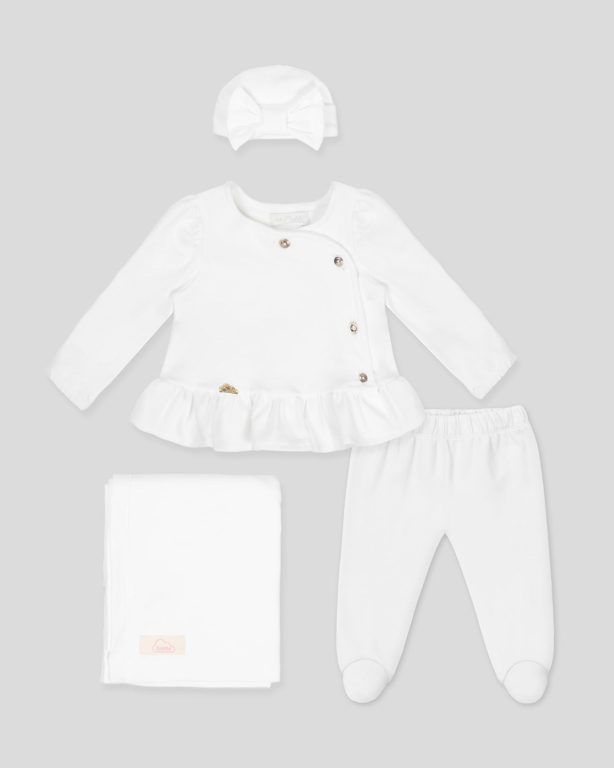 Ajuar blanco de dos piezas, gorrito y cobija para recién nacida.