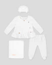 Ajuar blanco de dos piezas, gorrito y cobija para recién nacida.