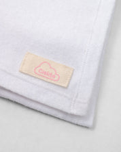 Ajuar blanco de dos piezas con gorro y cobija blanca para recién nacida