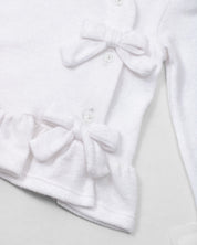 Ajuar blanco de dos piezas con gorro y cobija blanca para recién nacida