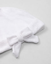 Ajuar blanco de dos piezas con gorro y cobija blanca para recién nacida